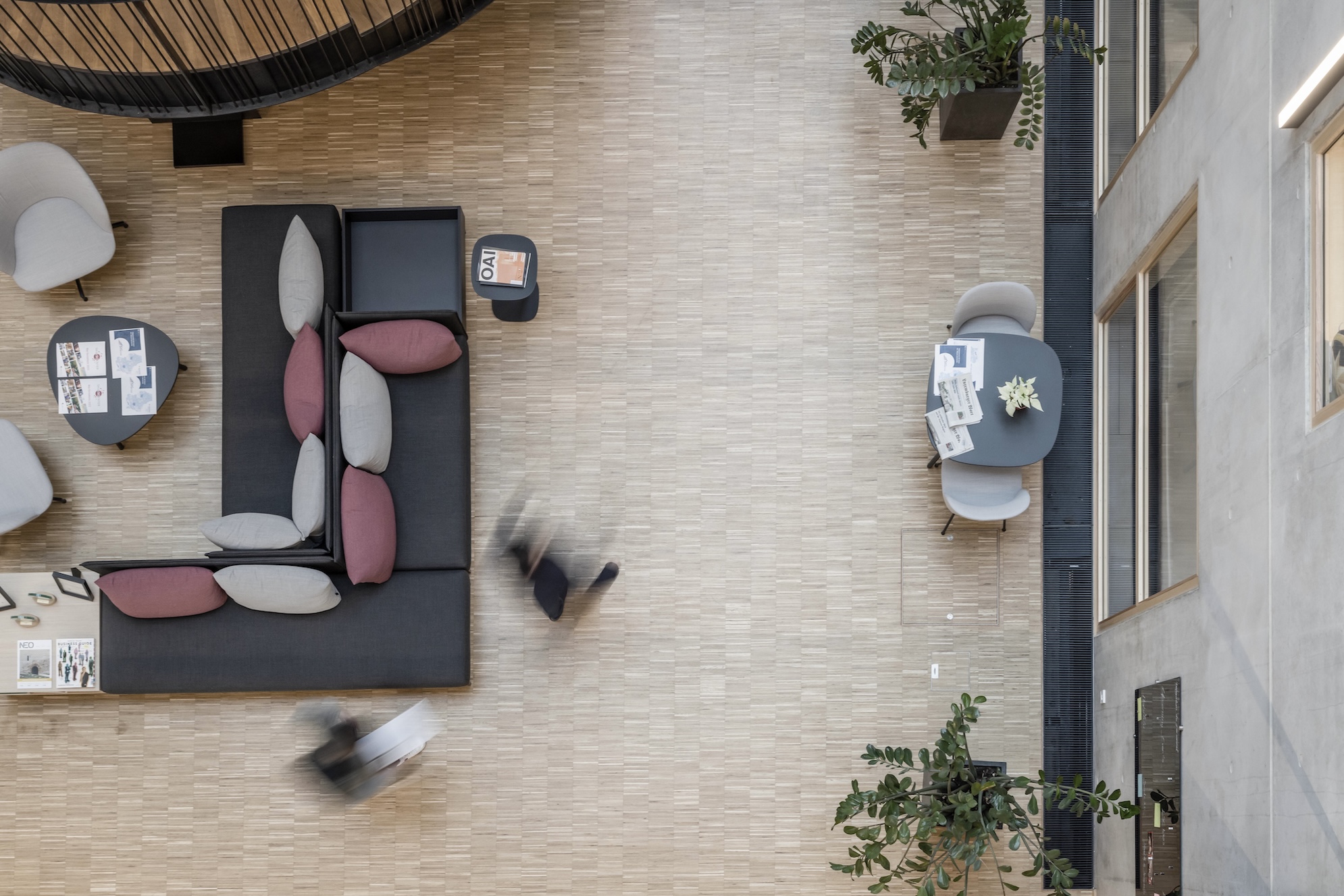 Installasjonsgulv med åpnet gulvmodul som viser teknisk føringsvei i et moderne rom med betongvegg og tregulv.