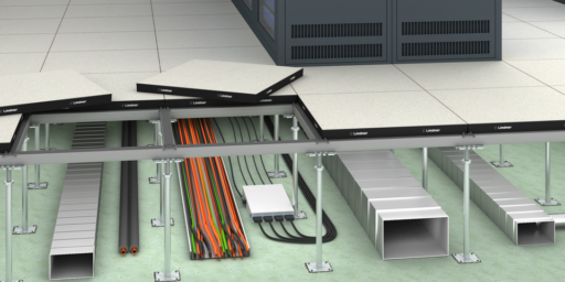 Nortec Power datagulv med åpne plater som viser kabler og tekniske føringer i et datasenter.