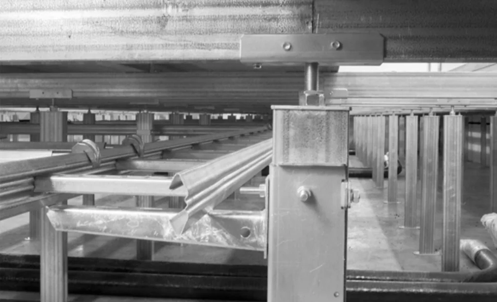 Bilde av stålkonstruksjon under installasjonsgulv for kabler m.m.