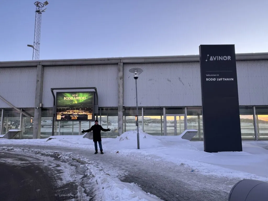 Blix Datagulvs Neil Johnsen står utenfor flyplassen i Bodø