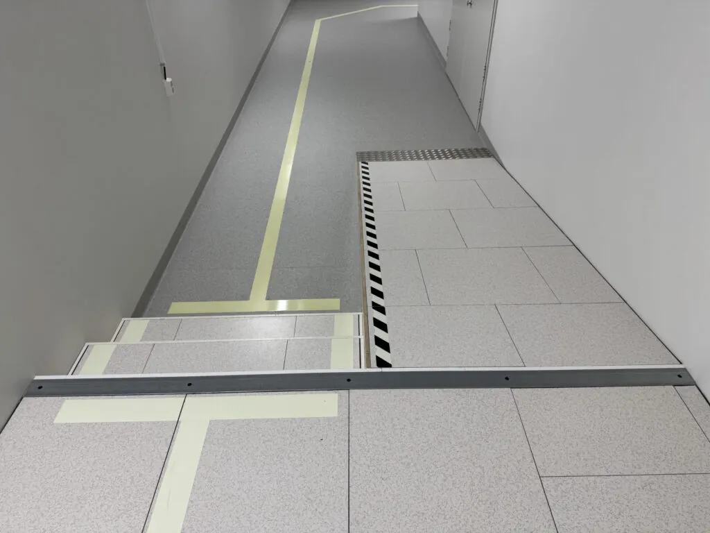 Forslag til alt-tekst: Blix Rampe – spesialtilpasset overgangsrampe for datagulv og installasjonsgulv