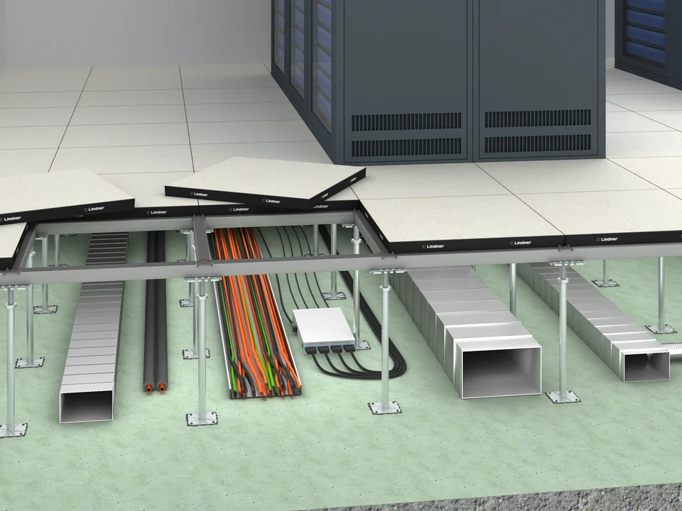 NORTEC L 36 x M + RL installasjonsgulv og datagulv med åpne plater og tekniske føringer i et datasenter