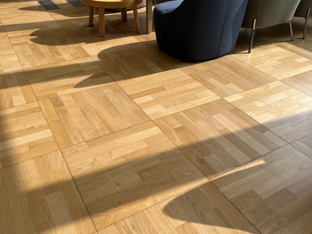 WOODline parkett fra Lindner fabrikkpålimt på gulvplate i et kontormiljø