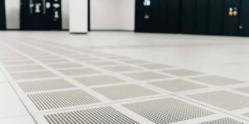 Datagulv i datahall med perforerte plater for kjøling av serverrack