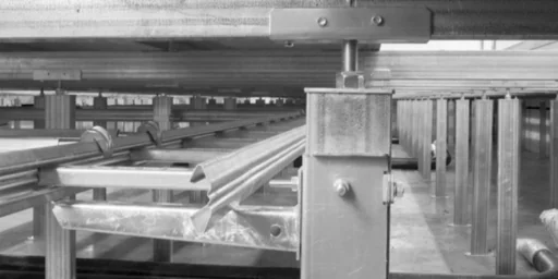 Bilde av stålkonstruksjon under installasjonsgulv for kabler m.m.