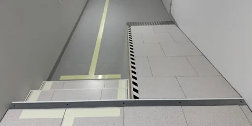 Forslag til alt-tekst: Blix Rampe – spesialtilpasset overgangsrampe for datagulv og installasjonsgulv