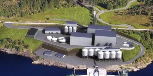 Oversiktsbilde av Engebøfjellet gruve- og prosessanlegg ved Førdefjorden