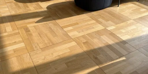 WOODline parkett fra Lindner fabrikkpålimt på gulvplate i et kontormiljø