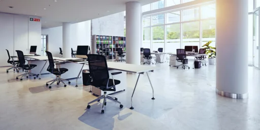 Installasjonsgulv i moderne kontor med stabilt bæresystem og skjulte installasjoner